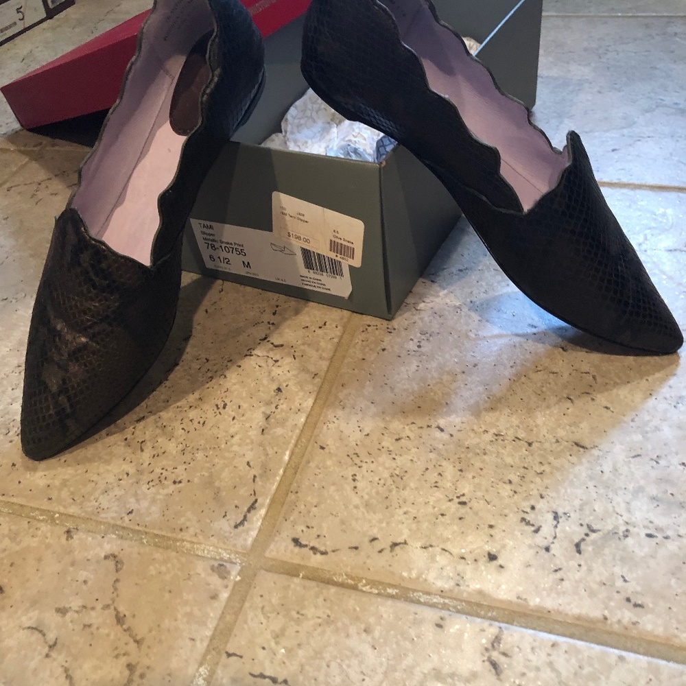 Ladies dressy flat